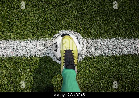 Vista dall'alto di un giocatore di calcio al centro del campo di calcio Foto Stock
