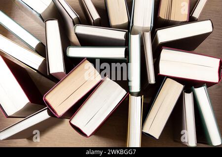 Composizione con i libri sul tavolo Foto Stock