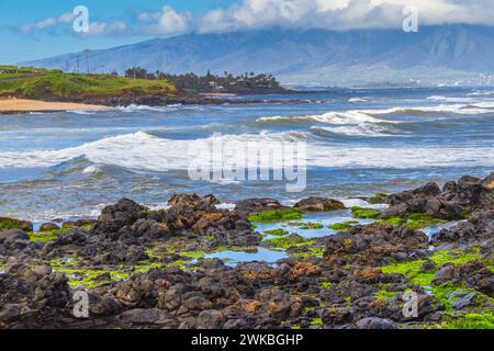 Prima tappa sulla strada di Hana tour, Ho'okipa Beach Park, famosa per i surfisti e spiagge di sabbia bianca. Foto Stock