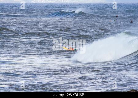 Surfisti a Ho'okipa Beach Park. Prima tappa sulla strada di Hana tour, Ho'okipa Beach Park è famosa per i surfisti e spiagge di sabbia bianca. Foto Stock