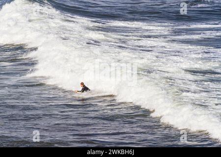 Surfisti a Ho'okipa Beach Park. Prima tappa sulla strada di Hana tour, Ho'okipa Beach Park è famosa per i surfisti e spiagge di sabbia bianca. Foto Stock