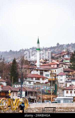 Sarajevo - Bosnia ed Erzegovina - 11 febbraio 2024: Tipica architettura bosniaca e vista del paesaggio urbano sul lato del fiume Miljacka. Foto Stock