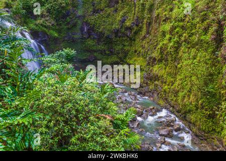 Waikani cade o tre orsi Falls, una delle tante cascate lungo la strada a Hana sull'isola di Maui nelle Hawaii. Foto Stock