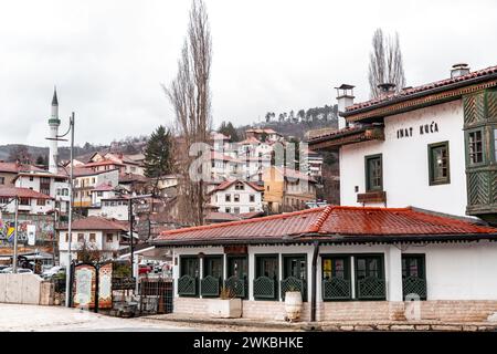 Sarajevo - Bosnia ed Erzegovina - 11 FEB 2024: Inat Kuca, la Casa della testardaggine è un edificio a Sarajevoclose per Bascarsija che in origine era Foto Stock