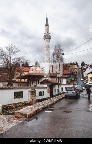 Sarajevo - Bosnia ed Erzegovina - 11 febbraio 2024: Tipica architettura bosniaca e vista del paesaggio urbano sul lato del fiume Miljacka. Foto Stock