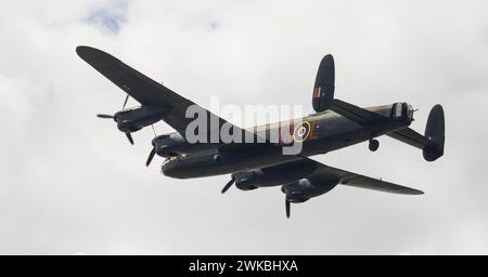 L'Avro Lancaster del Battle of Britain Memorial Flight parte dall'aeroporto di Southend verso il Clacton Airshow 2022 Foto Stock