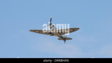 Il Supermarine Spitfire of the Battle of Britain Memorial Flight parte dall'aeroporto di Southend per il Clacton Airshow 2022 Foto Stock