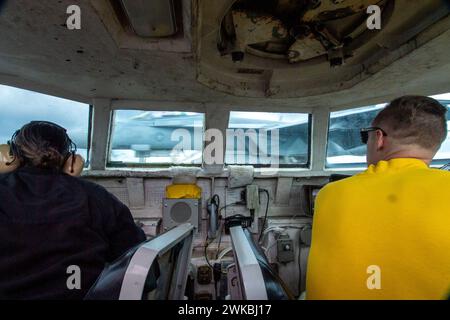 240217-N-BK926-1339 ATLANTIC OCEAN, (17 febbraio 2024) Aviation Boatswain's Mate (Equipment) 2nd Class Nicole Bedoya, Left, nativa di Gastonia, Carolina del Nord, e tenente Cmdr. Dustin Thomsen, originario di Pensacola, Floriada, lavora insieme per garantire le condizioni di sicurezza per il lancio di un F/A-18E Super Hornet, collegato al “Pukin' Dogs” dello Strike Fighter Squadron (VFA) 143, dalla bolla del ponte di volo di poppa sulla portaerei classe Nimitz USS Harry S. Truman (CVN 75), febbraio 17. 2024. Truman è la nave ammiraglia del gruppo d'attacco della portaerei Harry S. Truman ed è attualmente in corso di fligh Foto Stock