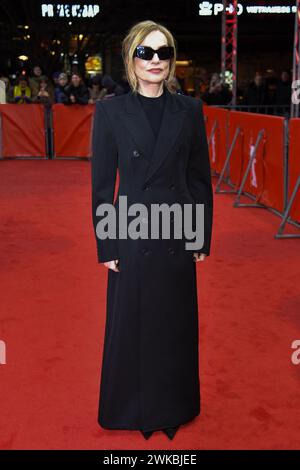 Berlino, Germania. 19 febbraio 2024. Isabelle Huppert partecipa alla Photocall Les Gens d'A Cote (i miei nuovi amici) durante il 74° Berlinale International Film Festival di Berlino al Grand Hyatt Hotel di Berlino, in Germania, il 19 febbraio 2024. Foto di Aurore Marechal/ABACAPRESS.COM credito: Abaca Press/Alamy Live News Foto Stock