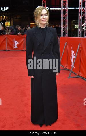 Berlino, Germania. 19 febbraio 2024. Isabelle Huppert partecipa alla Photocall Les Gens d'A Cote (i miei nuovi amici) durante il 74° Berlinale International Film Festival di Berlino al Grand Hyatt Hotel di Berlino, in Germania, il 19 febbraio 2024. Foto di Aurore Marechal/ABACAPRESS.COM credito: Abaca Press/Alamy Live News Foto Stock