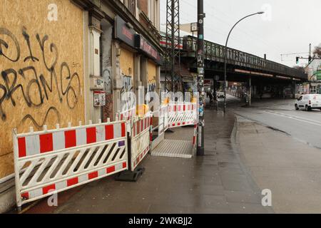 Die Sternbrücke an der Straßenkreuzung Max-Brauer-Allee/Stresemannstraße. Die denkmalgeschützte Brücke soll durch eine 108 metri lange e 21 metri hohe Stabbogenbrücke ohne Stützen im darunterliegenden Straßenbereich ersetzt werden. Dafür müssen einige Gebäude abgerissen sowie Bäume gefällt werden. Dagegen regt sich protesta. Altona Amburgo *** il ponte Sternbrücke all'incrocio con Max Brauer Allee Stresemannstraße il ponte elencato deve essere sostituito da un ponte ad arco legato lungo 108 metri e alto 21 metri senza supporti nell'area stradale sottostante ciò richiederà la demolizione di diversi Foto Stock