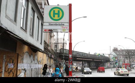 Die Sternbrücke an der Straßenkreuzung Max-Brauer-Allee/Stresemannstraße. Die denkmalgeschützte Brücke soll durch eine 108 metri lange e 21 metri hohe Stabbogenbrücke ohne Stützen im darunterliegenden Straßenbereich ersetzt werden. Dafür müssen einige Gebäude abgerissen sowie Bäume gefällt werden. Dagegen regt sich protesta. Altona Amburgo *** il ponte Sternbrücke all'incrocio con Max Brauer Allee Stresemannstraße il ponte elencato deve essere sostituito da un ponte ad arco legato lungo 108 metri e alto 21 metri senza supporti nell'area stradale sottostante ciò richiederà la demolizione di diversi Foto Stock