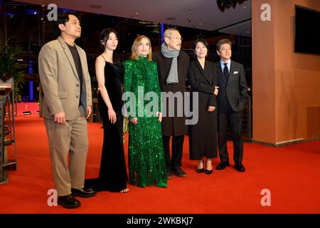 Ha Seongguk, Kim Seungyun, Isabelle Huppert, Regisseur Hong Sangsoo, Cho Yunhee und Kwon Hae-hyo v.l.n.r. auf dem Roten Teppich bei der Premiere von YEOHAENGJAUI PILYO, Un VIAGGIATORE HA BISOGNO di bei der Berlinale im Berlinale Palast. Roter Teppich *** ha Seongguk, Kim Seungyun, Isabelle Huppert, regista Hong Sangsoo, Cho Yunhee e Kwon Hae hyo da sinistra a destra sul Red Carpet alla prima di YEOHAENGJAUI PILYO, Un VIAGGIATORE HA BISOGNO al Berlinale nel Berlinale Palast Red Carpet Foto Stock