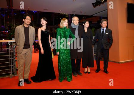 Ha Seongguk, Kim Seungyun, Isabelle Huppert, Regisseur Hong Sangsoo, Cho Yunhee und Kwon Hae-hyo v.l.n.r. auf dem Roten Teppich bei der Premiere von YEOHAENGJAUI PILYO, Un VIAGGIATORE HA BISOGNO di bei der Berlinale im Berlinale Palast. Roter Teppich *** ha Seongguk, Kim Seungyun, Isabelle Huppert, regista Hong Sangsoo, Cho Yunhee e Kwon Hae hyo da sinistra a destra sul Red Carpet alla prima di YEOHAENGJAUI PILYO, Un VIAGGIATORE HA BISOGNO al Berlinale nel Berlinale Palast Red Carpet Foto Stock