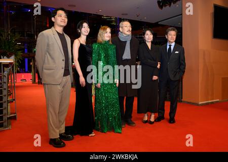 Ha Seongguk, Kim Seungyun, Isabelle Huppert, Regisseur Hong Sangsoo, Cho Yunhee und Kwon Hae-hyo v.l.n.r. auf dem Roten Teppich bei der Premiere von YEOHAENGJAUI PILYO, Un VIAGGIATORE HA BISOGNO di bei der Berlinale im Berlinale Palast. Roter Teppich *** ha Seongguk, Kim Seungyun, Isabelle Huppert, regista Hong Sangsoo, Cho Yunhee e Kwon Hae hyo da sinistra a destra sul Red Carpet alla prima di YEOHAENGJAUI PILYO, Un VIAGGIATORE HA BISOGNO al Berlinale nel Berlinale Palast Red Carpet Foto Stock