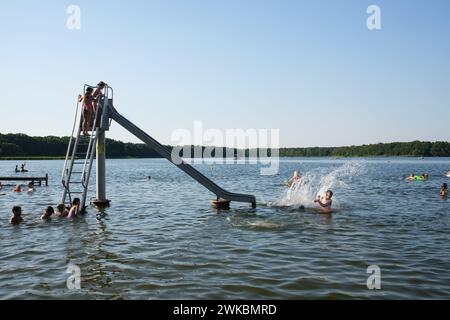 Riesiger Badespass im Sommer auf einer Rutsche im Strandbad bei Berlin Foto Stock