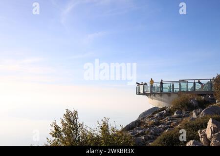 Montagna con piattaforma di osservazione sotto il cielo all'aperto Foto Stock
