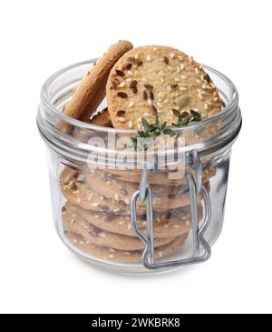 Cracker di cereali con lino, semi di sesamo e timo in vaso isolato su bianco Foto Stock