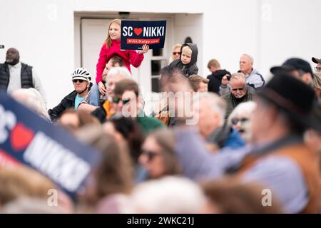 Camden, Stati Uniti. 19 febbraio 2024. La gente guarda il candidato presidenziale repubblicano Nikki Haley a Camden. I repubblicani della Carolina del Sud voteranno nelle loro primarie presidenziali il 25 febbraio. Credito: SOPA Images Limited/Alamy Live News Foto Stock