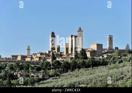 Vista sulla città, paesaggio urbano, paesaggio urbano di San Gimignano in autunno, torri di genere, campagna, in autunno, campi di ulivi, vigneti, Toscana, Italia Foto Stock