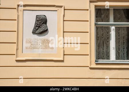 Zagabria Croazia - 23 maggio 2011; targa con immagine scultorea che commemora Nikola Tesla sul lato dell'edificio nella città alta di Zagabria . Foto Stock