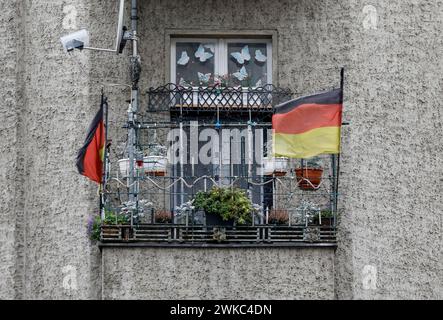Una bandiera tedesca con un'aquila federale sventola sul balcone di un edificio in rovina, Berlino, 22/01/2020 Foto Stock