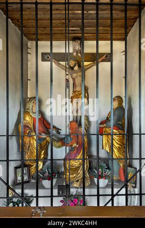 Cappella, crocifisso con figure in lutto su Buchenberg, Buchenberg, Allgaeu, Baviera, Germania Foto Stock