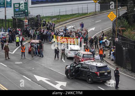 San Francisco, Stati Uniti. 19 febbraio 2024. I dimostranti hanno chiuso l'ingresso dell'autostrada durante il rally. Migliaia di manifestanti pro-palestinesi si sono riuniti per una marcia a San Francisco, in coincidenza con la giornata del presidente degli Stati Uniti. Le loro richieste primarie includevano un cessate il fuoco nell'area di Gaza e una cessazione degli aiuti a Israele da parte dell'amministrazione Biden. Credito: SOPA Images Limited/Alamy Live News Foto Stock