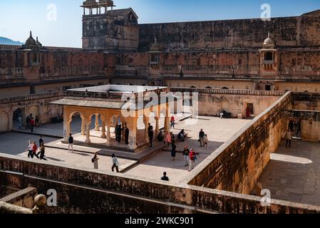 Amer, Jaipur, India. 16 febbraio 2023 Vista sul cortile all'interno del forte Amber (o forte Amer) Foto Stock