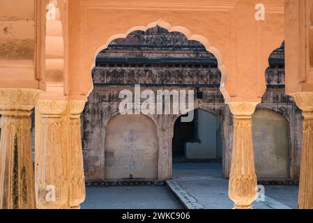 Amer, Jaipur, India 16 febbraio 2024 corridoi e archi nello storico forte di Amber Foto Stock