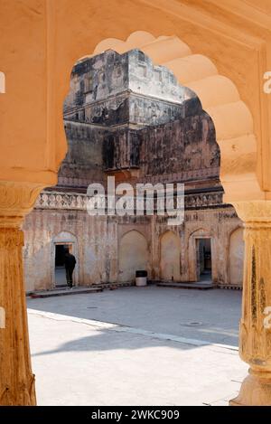 Amer, Jaipur, India 16 febbraio 2024 corridoi e archi nello storico forte di Amber Foto Stock