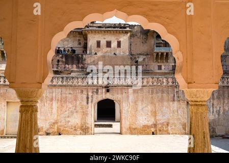 Amer, Jaipur, India 16 febbraio 2024 corridoi e archi nello storico forte di Amber Foto Stock