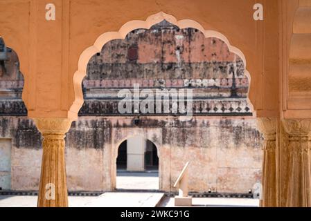 Amer, Jaipur, India 16 febbraio 2024 corridoi e archi nello storico forte di Amber Foto Stock