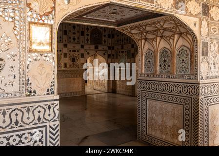 Amer, Jaipur, India 16 febbraio 2024 corridoi e archi nello storico forte di Amber Foto Stock