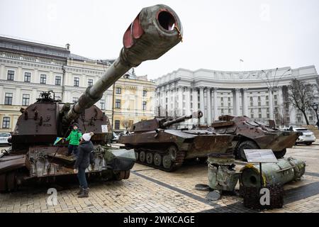 Kiev, Ucraina. 14 febbraio 2024. Una donna e suo figlio visitano una mostra di carri armati russi distrutti nel centro di Kiev. Le truppe russe sono entrate in territorio ucraino il 24 febbraio 2022, dando inizio a un conflitto che ha provocato distruzione e una crisi umanitaria. Credito: SOPA Images Limited/Alamy Live News Foto Stock