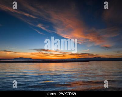 Vista aerea di Punta del Fangar su un tramonto invernale rosso nel Delta dell'Ebro (Tarragona, Catalogna, Spagna). In più: Vista aérea de la Punta del Fangar. España Foto Stock