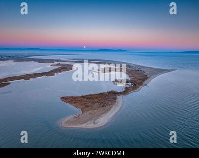 Alba e tramonto lunare sulla foce del fiume Ebro e delle zone umide di Garxal / Garxao e lo Galatxo. Vista aerea (Delta dell'Ebro, Spagna) Foto Stock