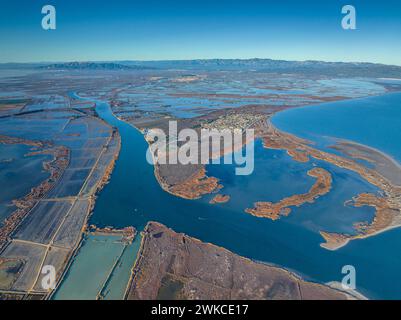 Alba sulla foce del fiume Ebro nel Delta dell'Ebro. Vista aerea (Delta dell'Ebro, Tarragona, Catalogna, Spagna) Foto Stock