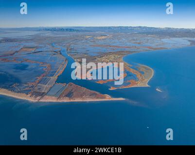 Alba sulla foce del fiume Ebro nel Delta dell'Ebro. Vista aerea (Delta dell'Ebro, Tarragona, Catalogna, Spagna) Foto Stock