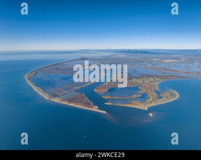 Alba sulla foce del fiume Ebro nel Delta dell'Ebro. Vista aerea (Delta dell'Ebro, Tarragona, Catalogna, Spagna) Foto Stock