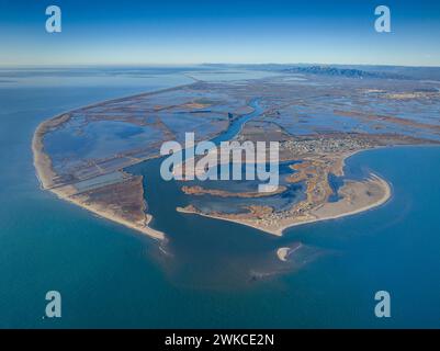 Alba sulla foce del fiume Ebro nel Delta dell'Ebro. Vista aerea (Delta dell'Ebro, Tarragona, Catalogna, Spagna) Foto Stock