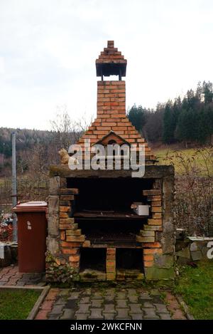 Una fossa per il fuoco costruita con mattoni e pietre in un'azienda vinicola Foto Stock