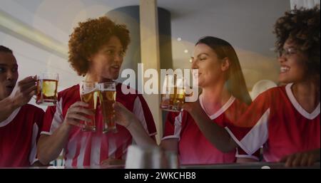 Immagine di spot luminosi su amici felici e diversi che bevono birra Foto Stock