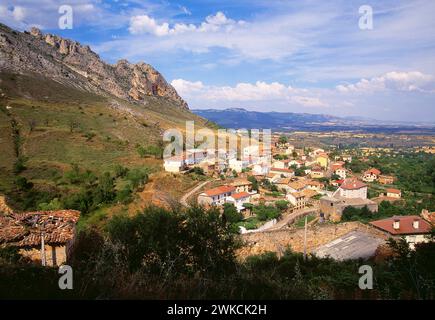 Panoramica. Poza de la Sal, provincia di Burgos, Castilla Leon, Spagna. Foto Stock