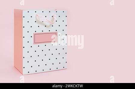 Sacchetto bianco rosa con pois per lo shopping o un regalo su sfondo rosa. Festività, 8 marzo, giornata internazionale della donna e della mamma, San Valentino, noi Foto Stock