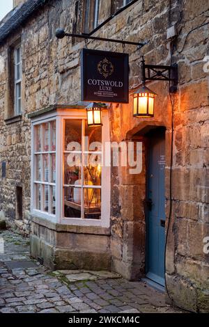 Cotswold Luxe Shop in prima serata. Chipping Campden, Cotswolds, Gloucestershire, Inghilterra Foto Stock