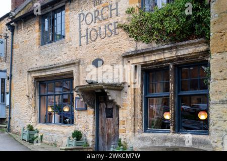 Il Porch House Inn. Digbeth Street, Stow on the Wold, Gloucestershire, Cotswolds, Inghilterra Foto Stock