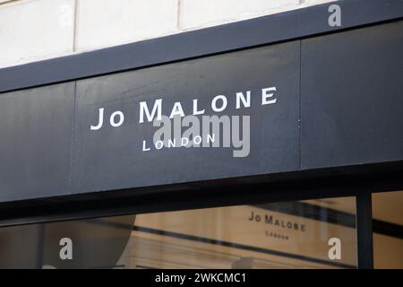 Bordeaux , Francia - 02 15 2024 : Jo Malone London sign text e logo del marchio vetrina di boutique catena uk fashion store e facciata negozio di marchi di profumi Foto Stock