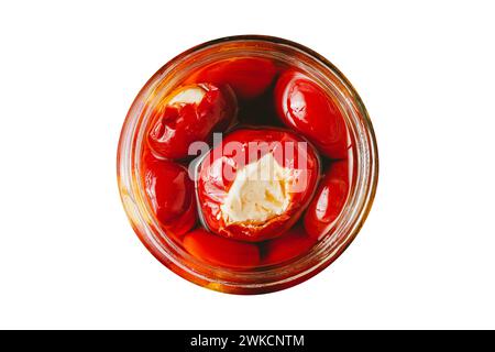 Peperoni di ciliegia ripieni con ricotta ripiena in vaso di vetro su sfondo bianco Foto Stock