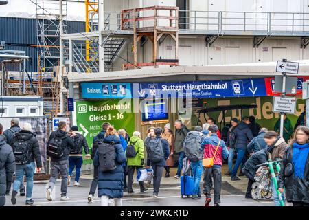 Stoccarda 21, Baustelle Hauptbahnhof, Stoccarda, febbraio 2024 Deutschland, Stoccarda, febbraio 2024, Stuttgart 21, Bahnprojekt, Baustelle Hauptbahnhof, Reisende gelangen durch einen Baustellentunnel zu den Gleisen, Verkehrsprojekt Bau eines Tiefbahnhofs, Bau von unterirdischen Bahnstrecken, geplante Fertigstellung bis Ende 2025 zweifelhaft, Baden-Württemberg, ***** Stuttgart 21 febbraio 2024, Stuttgart, Stuttgart, Stuttgart, Stuttgart, Stuttgart, Stuttgart 21 febbraio 2024 Stoccarda 21, progetto ferroviario, stazione principale del cantiere, i viaggiatori raggiungono i binari attraverso un tunnel del cantiere, tr Foto Stock